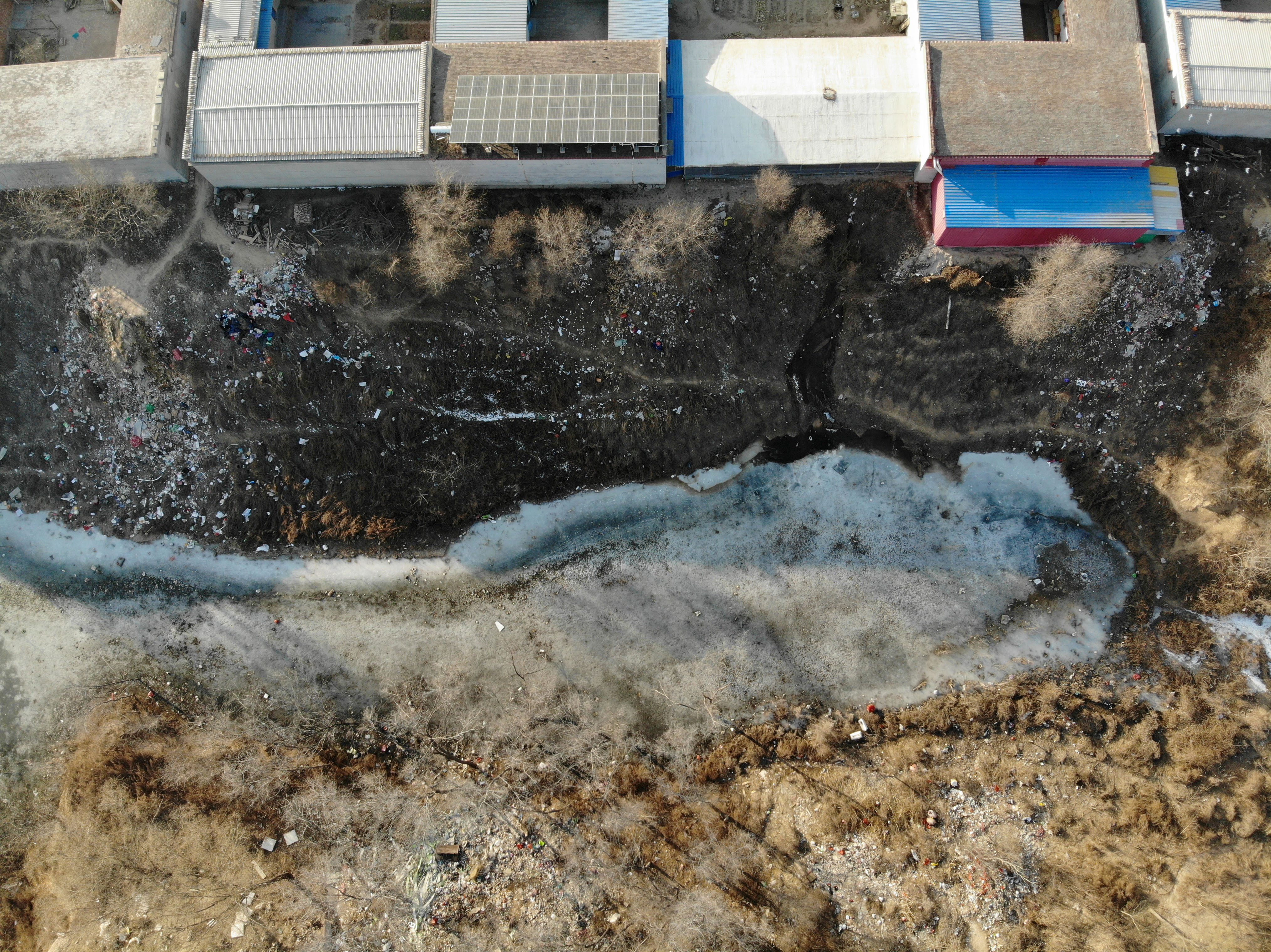 现场|河北清河县：农村黑色污染坑塘问题突出，垃圾清运体系或待完善
